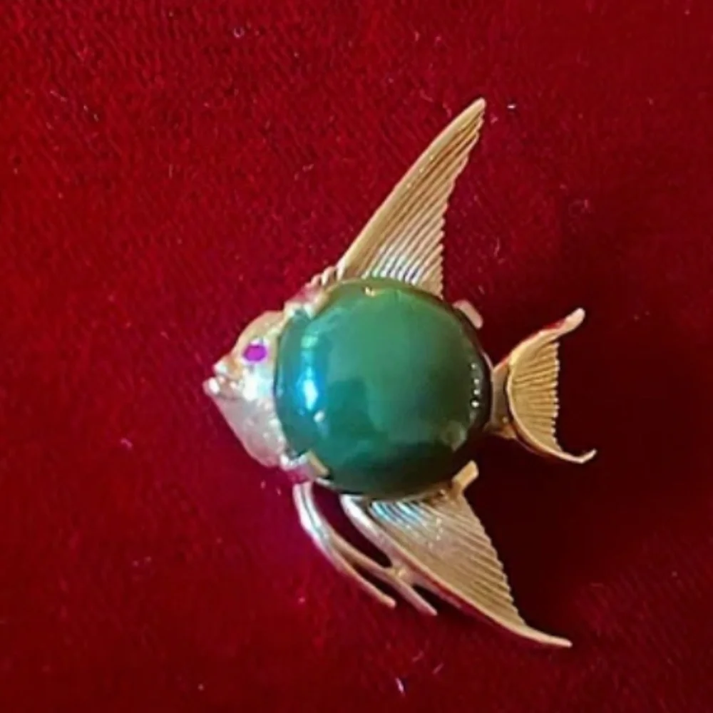 Vintage 14K Gold Jade Cabochon Ruby Eyes Fish Brooch - Picture 2 of 6